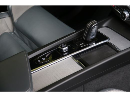 Volvo  XC60 2.0 T6 Plug-in hybrid AWD R-Design | Long Range! | Panoramadak | Memory seat | Keyless | Camera ActivLease financial lease