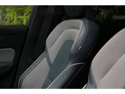 Volvo  XC60 2.0 T6 Plug-in hybrid AWD R-Design | Long Range! | Panoramadak | Memory seat | Keyless | Camera ActivLease financial lease