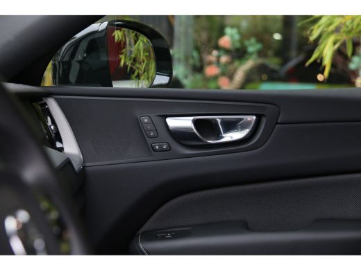 Volvo  XC60 2.0 T6 Plug-in hybrid AWD R-Design | Panoramadak | 360 Camera | Memory Seats | Pilot Assist | 21"... ActivLease financial lease