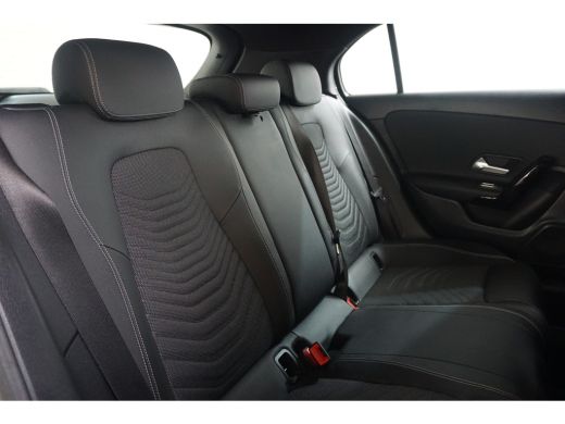 Mercedes-Benz A-Klasse 180 Business Solution | Sportstoelen Half Leder | Automaat | Camera | Breedbeeld Navi | BTW-Auto! | ActivLease financial lease