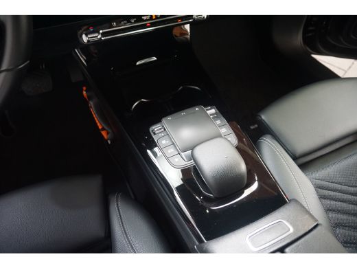 Mercedes-Benz A-Klasse 180 Business Solution | Sportstoelen Half Leder | Automaat | Camera | Breedbeeld Navi | BTW-Auto! | ActivLease financial lease