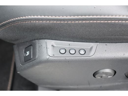 Peugeot 3008 1.6 HYBRID 225PK GT PACK BUSINESS / NAVI / CLIMA / AGR / PDC / 19" LMV / CAMERA / BLACK PACK / PA... ActivLease financial lease