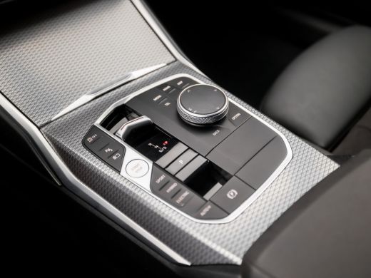 BMW 3 Serie Touring 330e M-Sport 293Pk Automaat (DRAVITGRAU, FACELIFT, LASER KOPLAMPEN, HEAD-UP DISPLAY, CAME... ActivLease financial lease