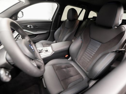 BMW 3 Serie Touring 330e M-Sport 293Pk Automaat (DRAVITGRAU, FACELIFT, LASER KOPLAMPEN, HEAD-UP DISPLAY, CAME... ActivLease financial lease