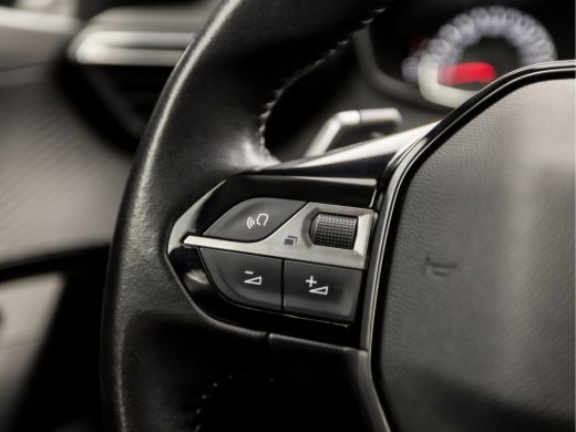 Peugeot 2008 1.2 PureTech Sport Automaat (APPLE CARPLAY, GROOT NAVI, LM VELGEN, SPORTSTOELEN, LED KOPLAMPEN, P... ActivLease financial lease