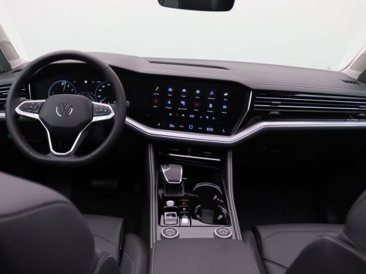 Volkswagen Touareg 3.0 TSi eHybrid 4MOTION Elegance 381PK DSG matrix led, trekhaak, 360gr. camera, adaptive cruise, ... ActivLease financial lease