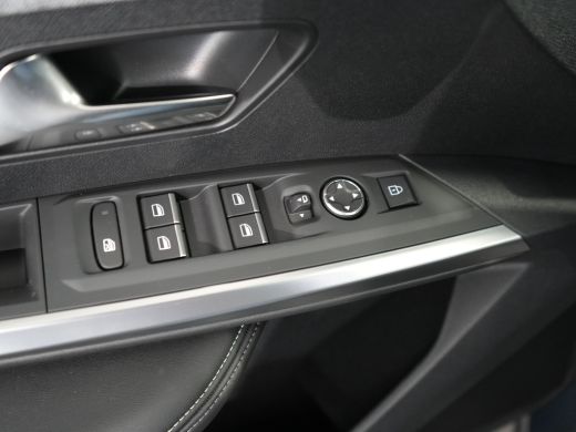 Peugeot e-3008 GT Avantage 73 kWh | 360 Camera | Elektrisch bedienbare achterklep met sensorsturing | Pack HiFi ActivLease financial lease