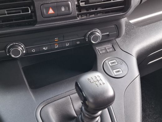 Peugeot Partner L2 1.5 BlueHDi 100 PK 5,9% RENTE FINANCIAL LEASE! | CAMERA | DRAADLOOS CARPLAY ActivLease financial lease