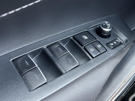 Toyota Corolla 1.8 Hybrid Executive | Trekhaak | Navigatie | Dode hoek waarschuwing | 18 inch LM-velgen | ActivLease financial lease