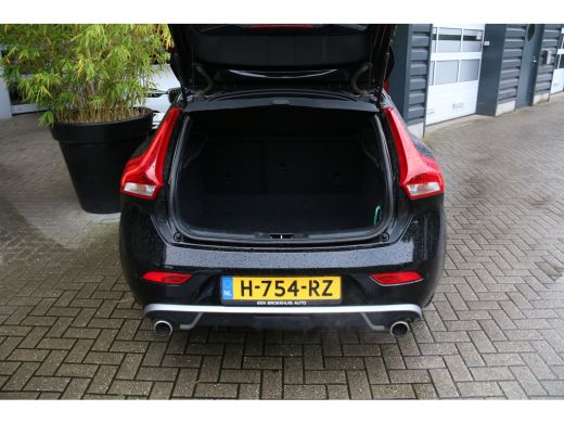 Volvo  V40 1.5 T3 Polar+ Sport | R-Design | Trekhaak | Camera | Harman/Kardon | Panoramadak | Keyless ActivLease financial lease