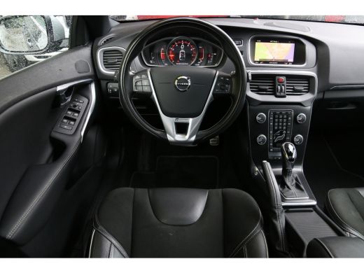 Volvo  V40 1.5 T3 Polar+ Sport | R-Design | Trekhaak | Camera | Harman/Kardon | Panoramadak | Keyless ActivLease financial lease