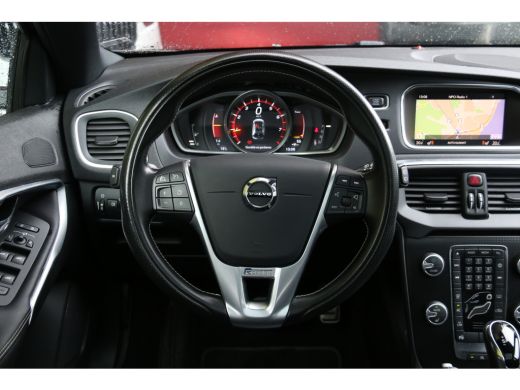 Volvo  V40 1.5 T3 Polar+ Sport | R-Design | Trekhaak | Camera | Harman/Kardon | Panoramadak | Keyless ActivLease financial lease