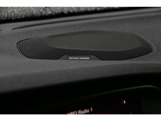 Volvo  V40 1.5 T3 Polar+ Sport | R-Design | Trekhaak | Camera | Harman/Kardon | Panoramadak | Keyless ActivLease financial lease