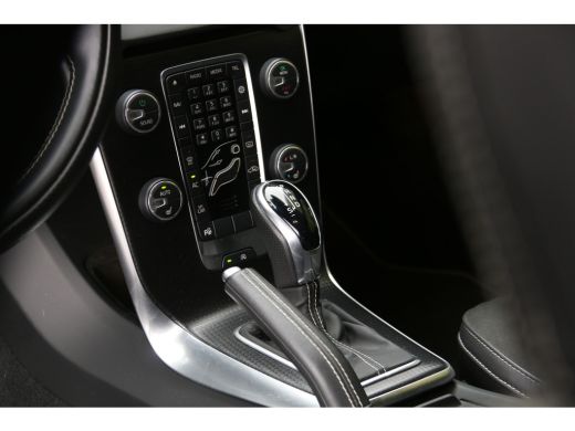 Volvo  V40 1.5 T3 Polar+ Sport | R-Design | Trekhaak | Camera | Harman/Kardon | Panoramadak | Keyless ActivLease financial lease