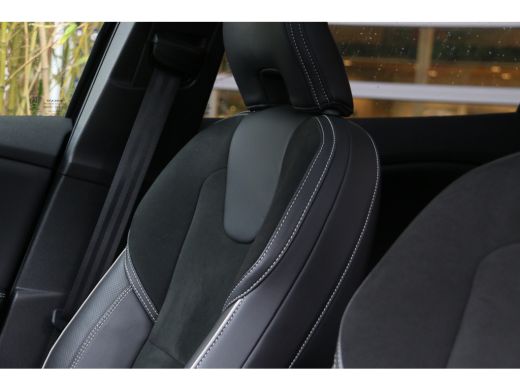Volvo  V40 1.5 T3 Polar+ Sport | R-Design | Trekhaak | Camera | Harman/Kardon | Panoramadak | Keyless ActivLease financial lease