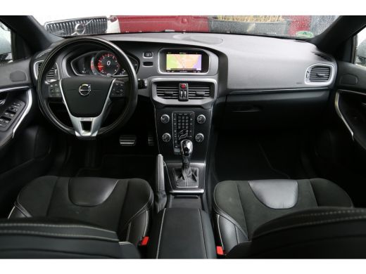 Volvo  V40 1.5 T3 Polar+ Sport | R-Design | Trekhaak | Camera | Harman/Kardon | Panoramadak | Keyless ActivLease financial lease