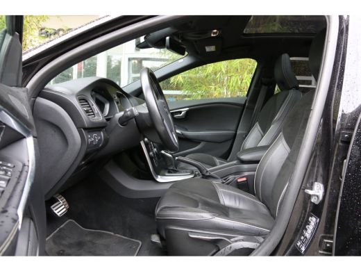 Volvo  V40 1.5 T3 Polar+ Sport | R-Design | Trekhaak | Camera | Harman/Kardon | Panoramadak | Keyless ActivLease financial lease