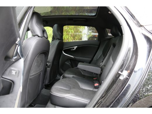 Volvo  V40 1.5 T3 Polar+ Sport | R-Design | Trekhaak | Camera | Harman/Kardon | Panoramadak | Keyless ActivLease financial lease