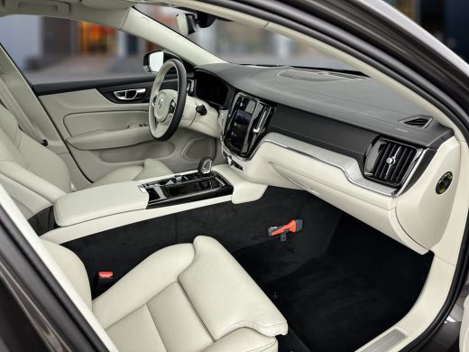 Volvo  V60 T6 Recharge AWD Ultimate Bright | 18" | Panoramadak | Blond Leder | Head-up | Elektr. verst. stoe... ActivLease financial lease