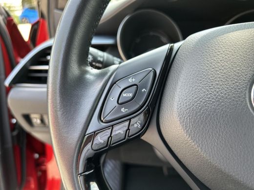 Toyota C-HR 2.0 Hybrid Bi-Tone ActivLease financial lease