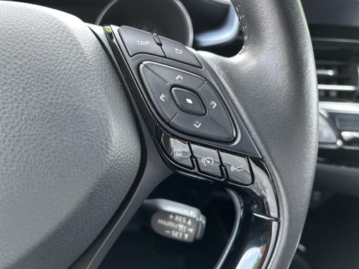 Toyota C-HR 2.0 Hybrid Bi-Tone ActivLease financial lease