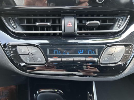 Toyota C-HR 2.0 Hybrid Bi-Tone ActivLease financial lease