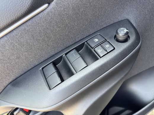 Toyota Yaris 1.5 Hybrid 115 First Edition | 06-10141018 Voor meer informatie ActivLease financial lease
