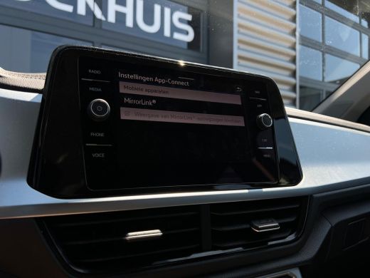 Volkswagen T-Roc 1.0 TSI 110 pk Life | Airco | Bandenspanningscontrolesysteem | Bluetooth telefoonvoorbereiding ActivLease financial lease