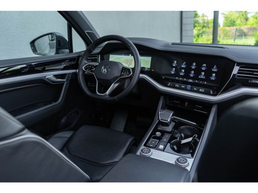 Volkswagen Touareg 3.0 TSI eHybrid 4MOTION / Luchtvering/ Standkachel/ Adaptive Cruise Control/ Trekhaak/ Panoramada... ActivLease financial lease
