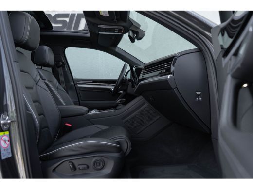Volkswagen Touareg 3.0 TSI eHybrid 4MOTION / Luchtvering/ Standkachel/ Adaptive Cruise Control/ Trekhaak/ Panoramada... ActivLease financial lease