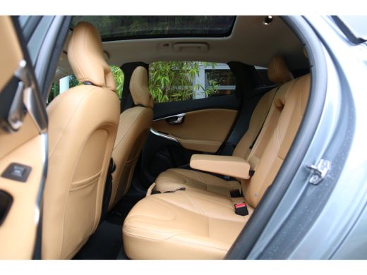 Volvo  V40 Cross Country 1.5 T3 Polar+ Luxury | Harman/Kardon | Panoramadak | Camera | Keyless | Schakel-pad... ActivLease financial lease