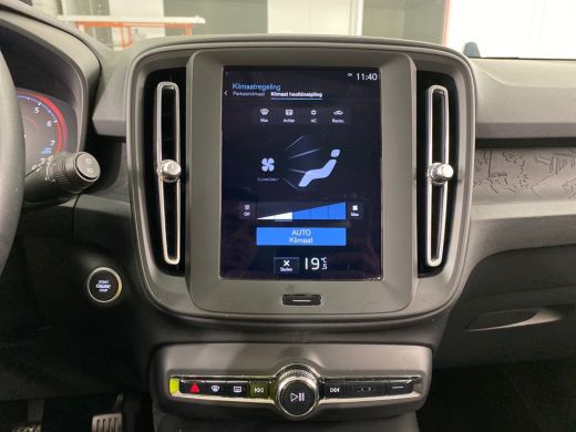 Volvo  XC40 1.5 T2 Momentum Core | Trekhaak | Onyx Black | VolvoSelekt! | LageKM! | ActivLease financial lease