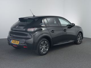Peugeot e-208 EV Allure Pack 50 kWh | Achterbank in delen neerklapbaar | Achteruitrijcamera | Centrale deurverg...