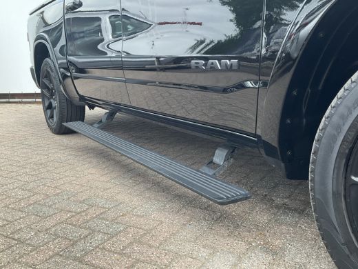 Dodge Ram 1500 1500 5.7 V8 4x4 Crew Cab Laramie Pano Full Navi SideSteps Trekhaak Luchtvering ActivLease financial lease