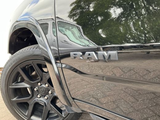 Dodge Ram 1500 1500 5.7 V8 4x4 Crew Cab Laramie Pano Full Navi SideSteps Trekhaak Luchtvering ActivLease financial lease
