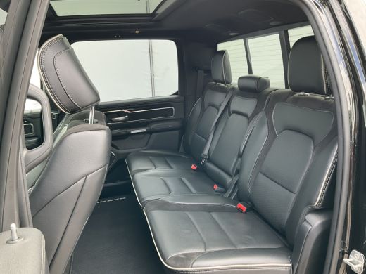 Dodge Ram 1500 1500 5.7 V8 4x4 Crew Cab Laramie Pano Full Navi SideSteps Trekhaak Luchtvering ActivLease financial lease