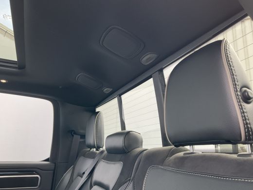 Dodge Ram 1500 1500 5.7 V8 4x4 Crew Cab Laramie Pano Full Navi SideSteps Trekhaak Luchtvering ActivLease financial lease