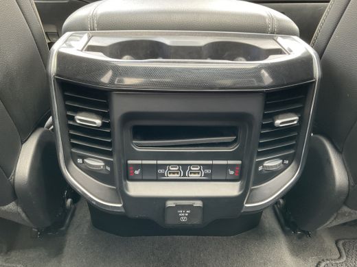 Dodge Ram 1500 1500 5.7 V8 4x4 Crew Cab Laramie Pano Full Navi SideSteps Trekhaak Luchtvering ActivLease financial lease