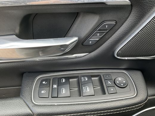Dodge Ram 1500 1500 5.7 V8 4x4 Crew Cab Laramie Pano Full Navi SideSteps Trekhaak Luchtvering ActivLease financial lease