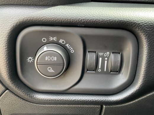 Dodge Ram 1500 1500 5.7 V8 4x4 Crew Cab Laramie Pano Full Navi SideSteps Trekhaak Luchtvering ActivLease financial lease