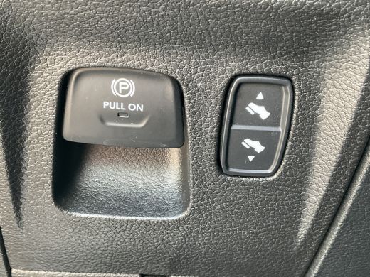 Dodge Ram 1500 1500 5.7 V8 4x4 Crew Cab Laramie Pano Full Navi SideSteps Trekhaak Luchtvering ActivLease financial lease