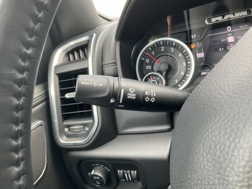 Dodge Ram 1500 1500 5.7 V8 4x4 Crew Cab Laramie Pano Full Navi SideSteps Trekhaak Luchtvering ActivLease financial lease