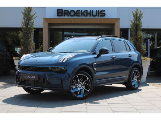 Lynk & Co 01 | Stoel + Stuurwielverwarming | Zwarte hemelbekleding | Adaptieve cruise control | BLIS | Panoram... Lynk & Co 01 | Stoel + Stuurwielverwarming | Zwarte hemelbekleding | Adaptieve cruise control | BLIS | Panoram...