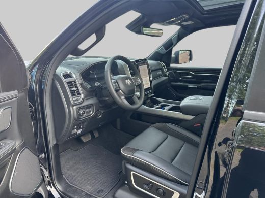 Dodge Ram 1500 1500 5.7 V8 4x4 Crew Cab Laramie | GEHEEL RIJKLAAR!!! | Model24 BPM VRIJ!| Elektr. treeplanken | ... ActivLease financial lease
