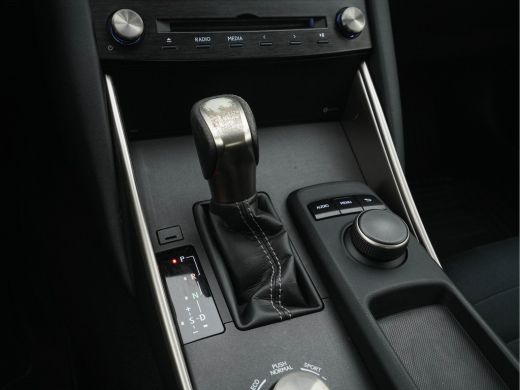 Lexus IS 300h Hybrid Business Line Aut. *NAVI-FULLMAP | FULL-LED | LEATHER-MICROFIBRE | CAMERA | SHIFT-PAD... ActivLease financial lease