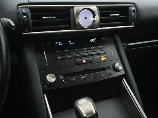 Lexus IS 300h Hybrid Business Line Aut. *NAVI-FULLMAP | FULL-LED | LEATHER-MICROFIBRE | CAMERA | SHIFT-PAD... ActivLease financial lease