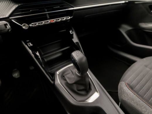 Peugeot 208 1.2 PureTech Sport (APPLE CARPLAY, NAVIGATIE, 360 CAMERA, PARKEERSENSOREN, LM VELGEN, SPORTSTOELE... ActivLease financial lease