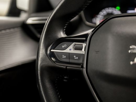 Peugeot 208 1.2 PureTech Sport (APPLE CARPLAY, NAVIGATIE, 360 CAMERA, PARKEERSENSOREN, LM VELGEN, SPORTSTOELE... ActivLease financial lease