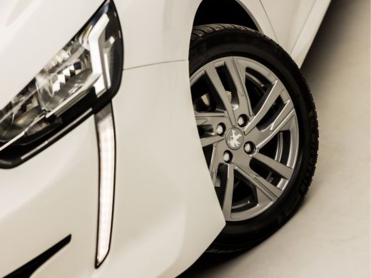 Peugeot 208 1.2 PureTech Sport (APPLE CARPLAY, NAVIGATIE, 360 CAMERA, PARKEERSENSOREN, LM VELGEN, SPORTSTOELE... ActivLease financial lease