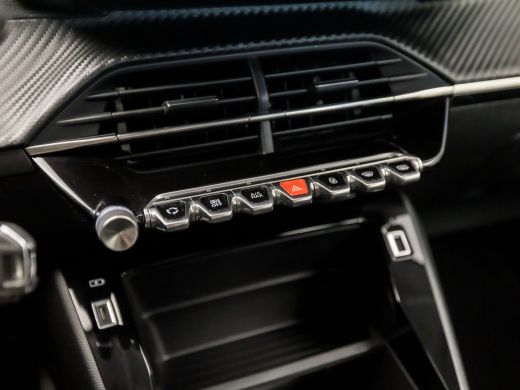 Peugeot 208 1.2 PureTech Sport (APPLE CARPLAY, NAVIGATIE, 360 CAMERA, PARKEERSENSOREN, LM VELGEN, SPORTSTOELE... ActivLease financial lease
